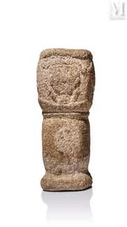 Totem à décor de figures humaines